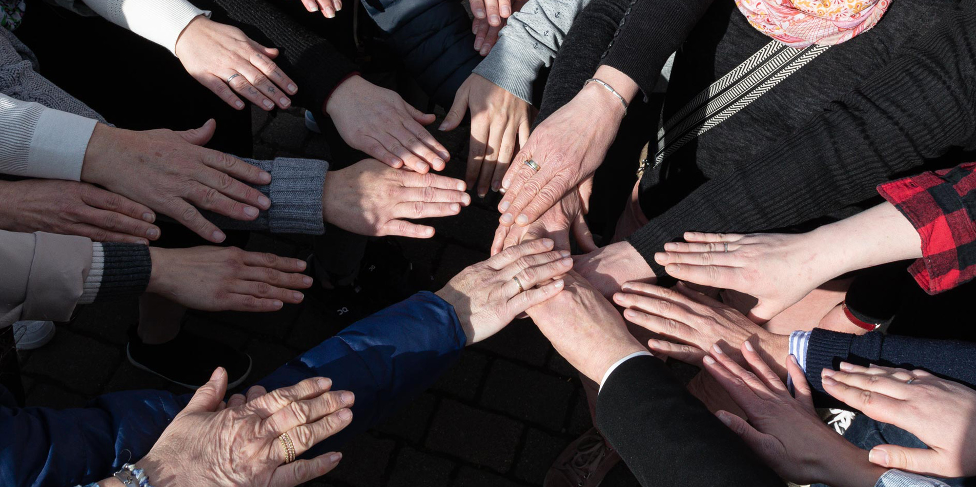 Hände die in einer anderen Hand liegen